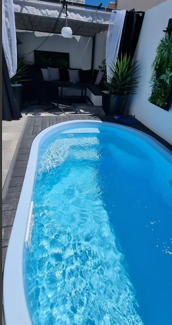הוילה ויר Tiny Pool House בית נופש