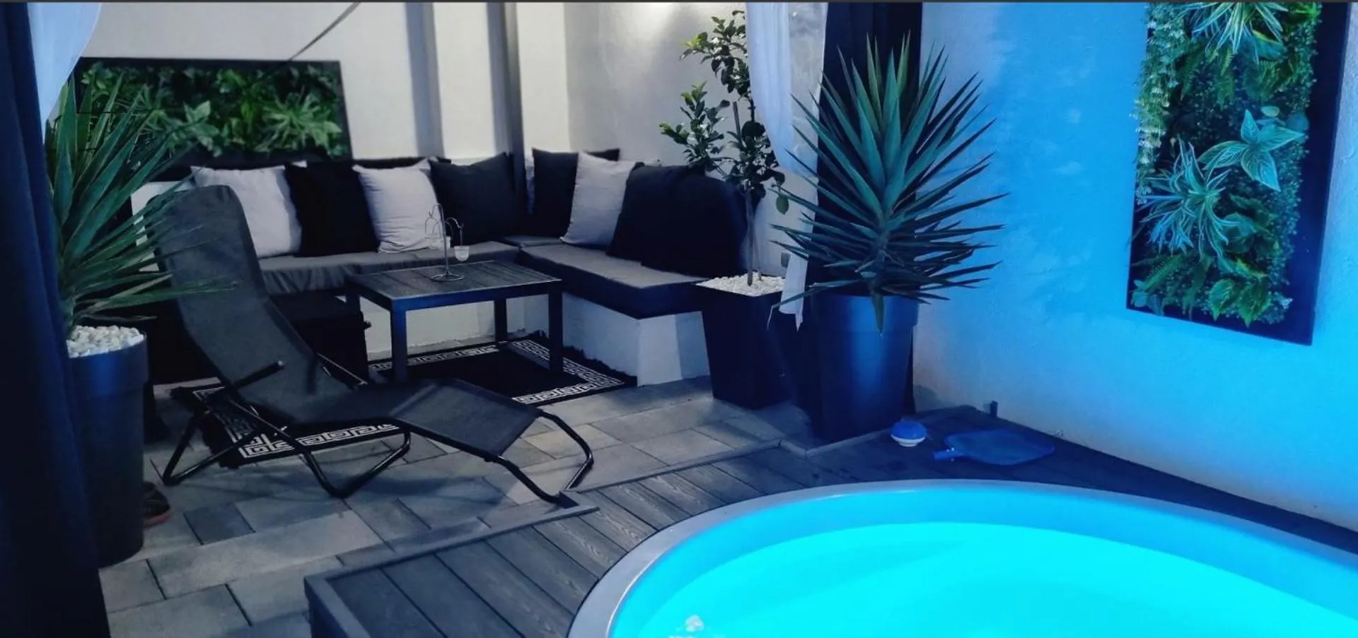 הוילה ויר Tiny Pool House